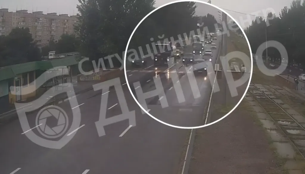В Днепре автомобиль сбил пешехода на пешеходном переходе: человека подбросило и протащило по трассе
